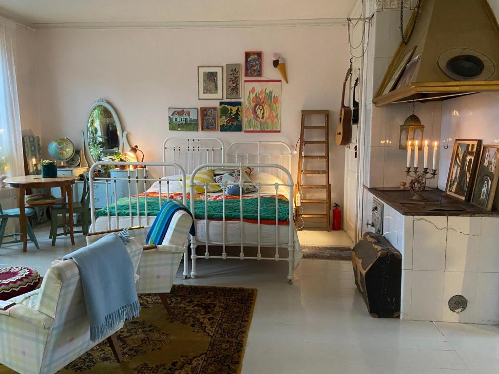 una camera da letto con un letto, un tavolo e una sedia di Iloinen taiteilijakoti a Turku