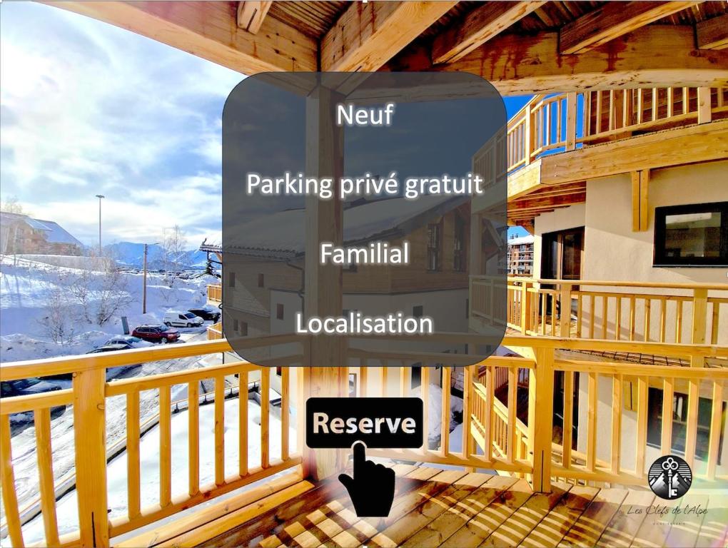 un panneau suspendu du côté d'un bâtiment dans l'établissement Pépite! Neuf-Familial-Central, à L'Alpe-d'Huez