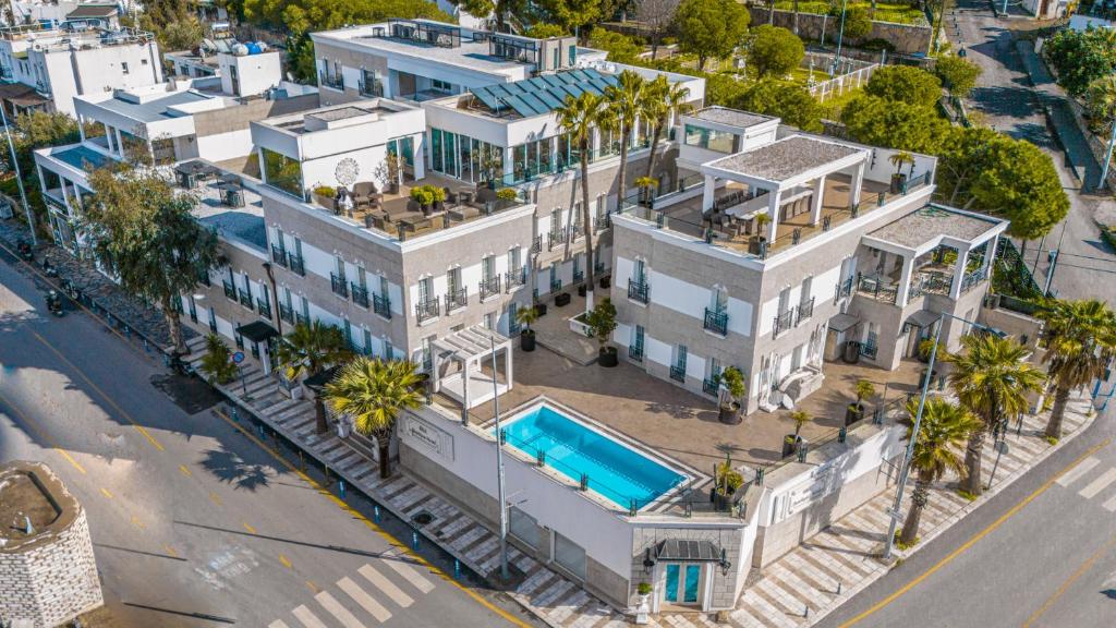Bazén v ubytování Ena Boutique Hotel & Residences nebo v jeho okolí