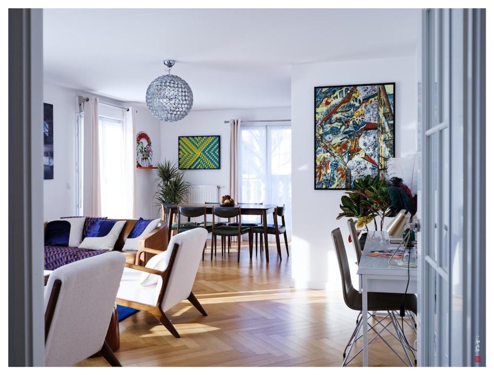 un salon avec un canapé et une table avec des chaises dans l'établissement Elegant 4 pieces avec 2 Parking à 20 min de Paris et Disney, à Villiers-sur-Marne