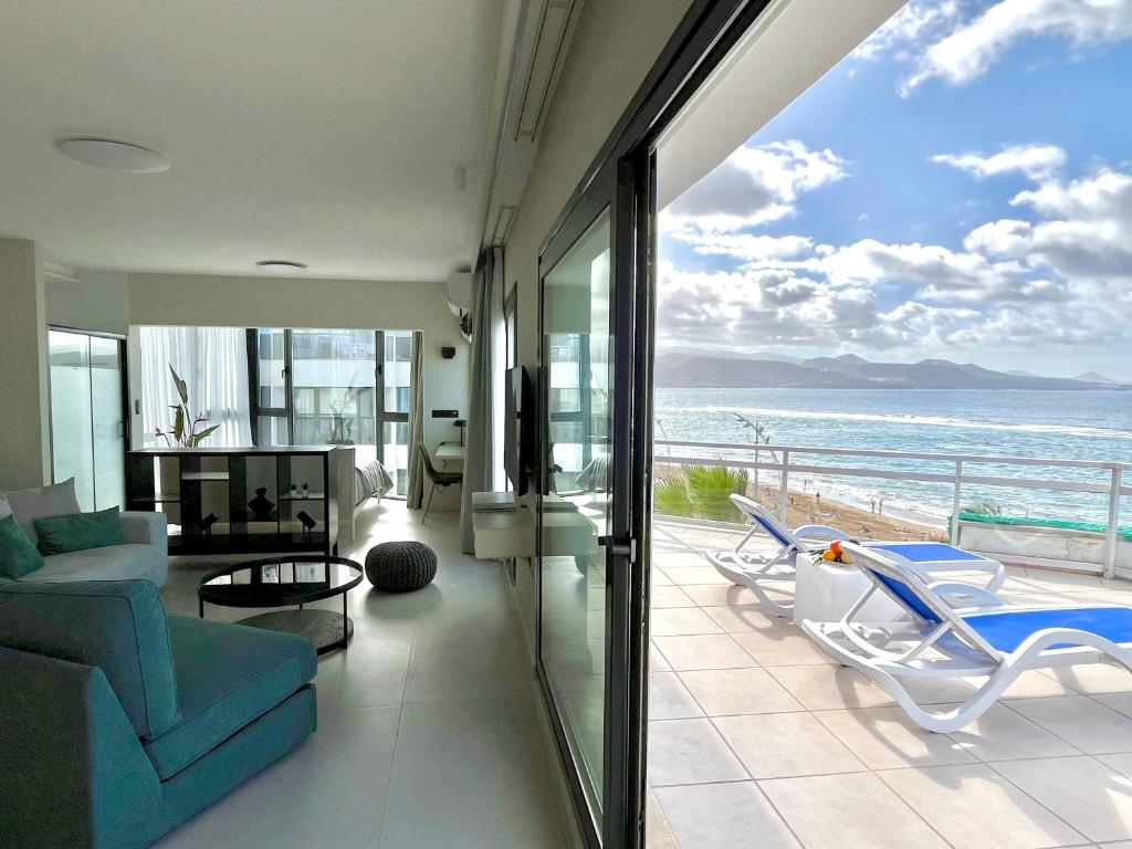 Una sala de estar con vista al mar. en Canteras Vista del Mar, en Las Palmas de Gran Canaria