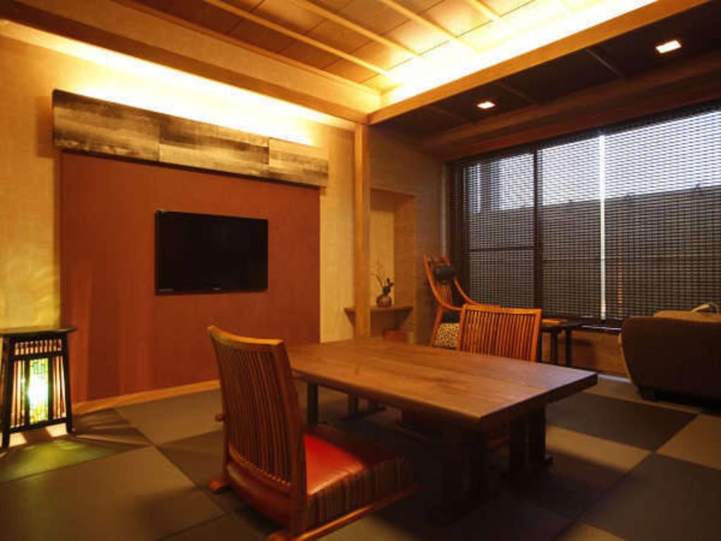 TV a/nebo společenská místnost v ubytování Arima Hot Spring Ryokan Hanamusubi