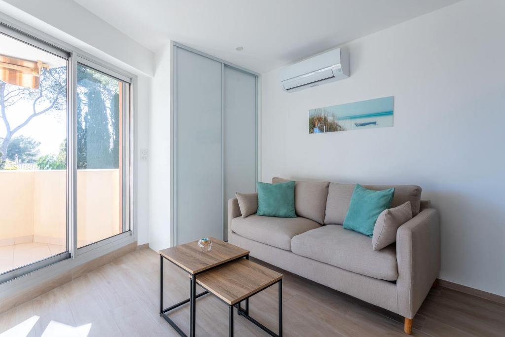 un salon avec un canapé et une table dans l'établissement Appartement à Saint-Raphael, à Saint-Raphaël