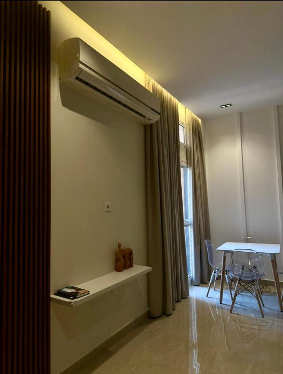 Posezení v ubytování Al Ain Hotel Apartment Family Stay with Balcony and Pool Access