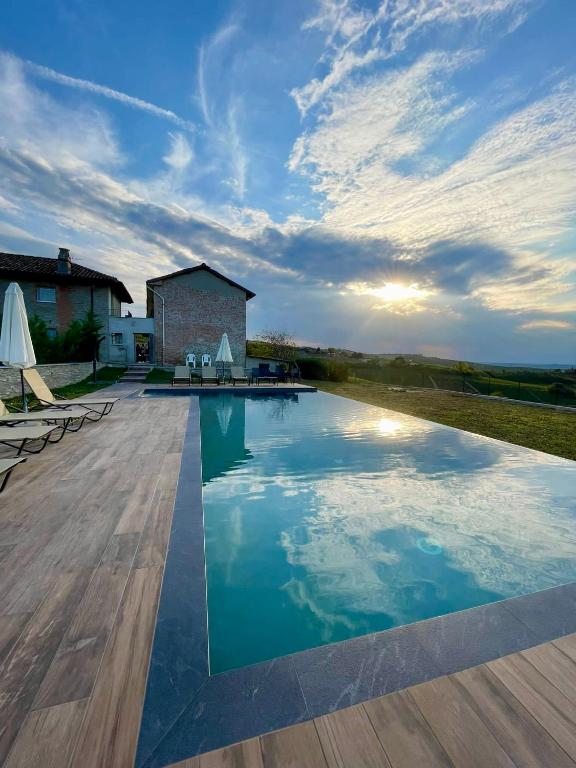 Bazén v ubytování Villa Barbero Alba Langhe nebo v jeho okolí