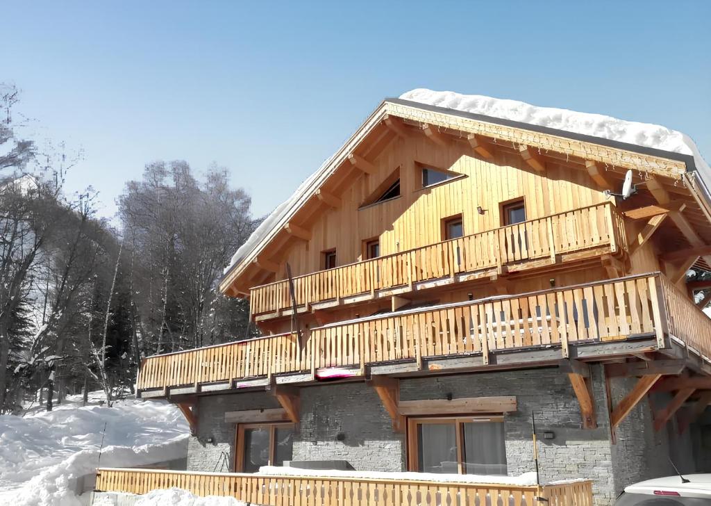 Cette cabane en rondins dispose d'un balcon dans la neige. dans l'établissement Chalet spacieux à Saint-Sorlin-d'Arves avec options de loisirs, à Saint-Sorlin-dʼArves
