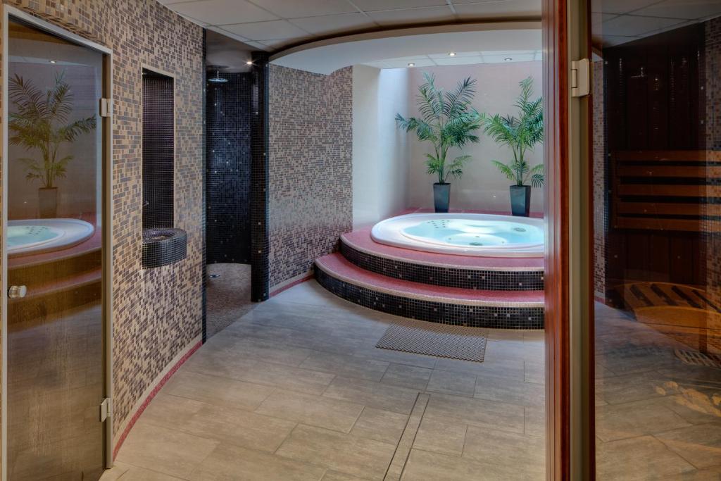 Koupelna v ubytování Avanti Hotel