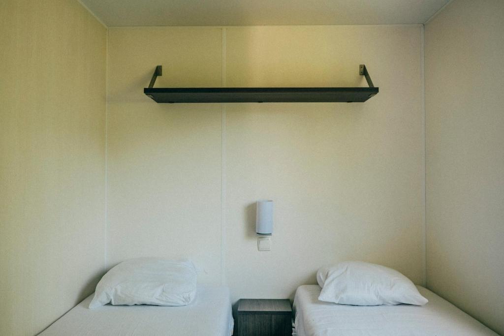 Postel nebo postele na pokoji v ubytování Camping intercommunal de Beaurepaire