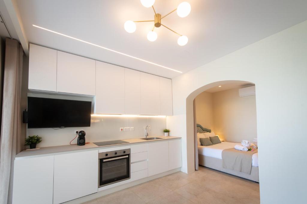Kuchyň nebo kuchyňský kout v ubytování Electra Residence - Luxury Central Beach View Studio Apartment