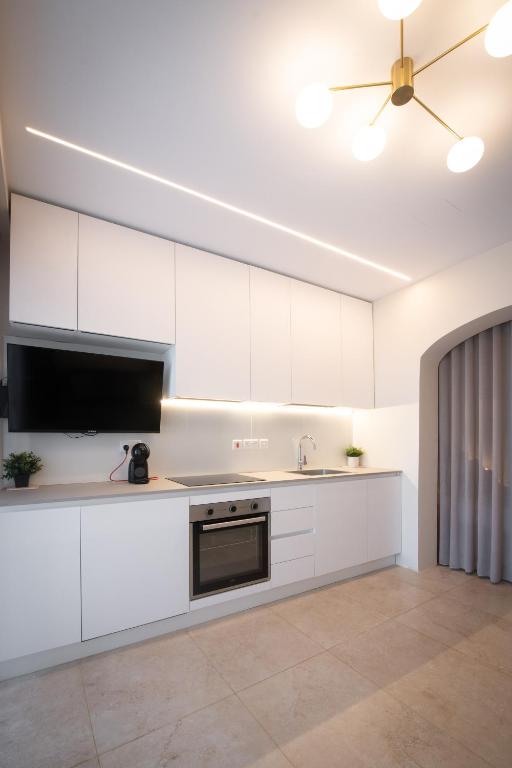 Kuchyň nebo kuchyňský kout v ubytování Electra Residence - Luxury Central Beach View Studio Apartment