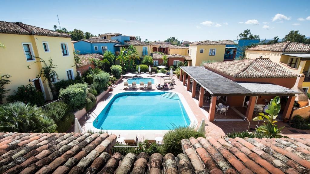 een uitzicht op een zwembad in een huis bij Borgo Degli Ulivi in Àrbatax
