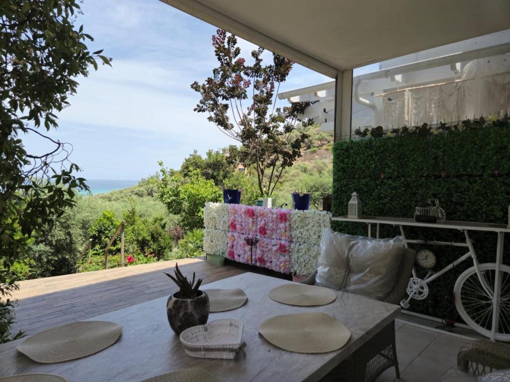 スカラ・カリラキスにあるVilla Anemonaの海の見えるダイニングテーブル
