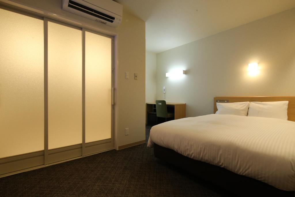 Postel nebo postele na pokoji v ubytování AB Hotel Sakaihigashi