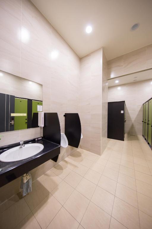 Koupelna v ubytování SleepBox Hostel