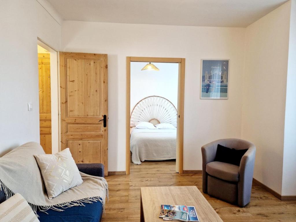 un salon avec un lit et une chaise dans l'établissement La Porte Du Midi, à Cherbourg en Cotentin