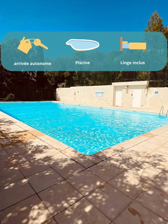 - une piscine avec un panneau indiquant la physique et la physique dans l'établissement Grabels Soleil Calme & Piscine, à Grabels