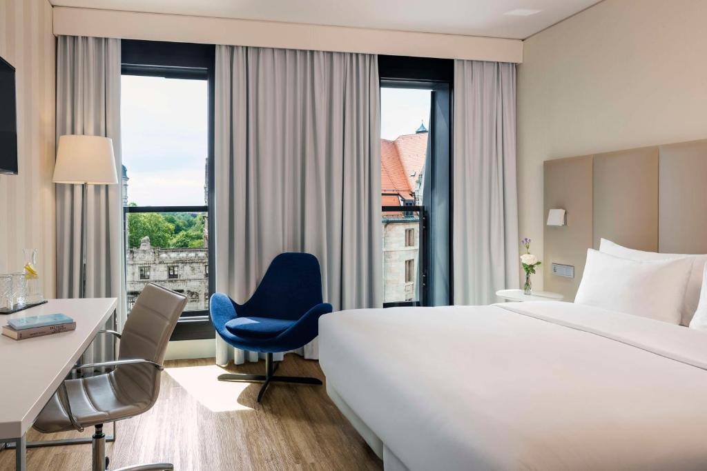 Postel nebo postele na pokoji v ubytování NH Leipzig Zentrum