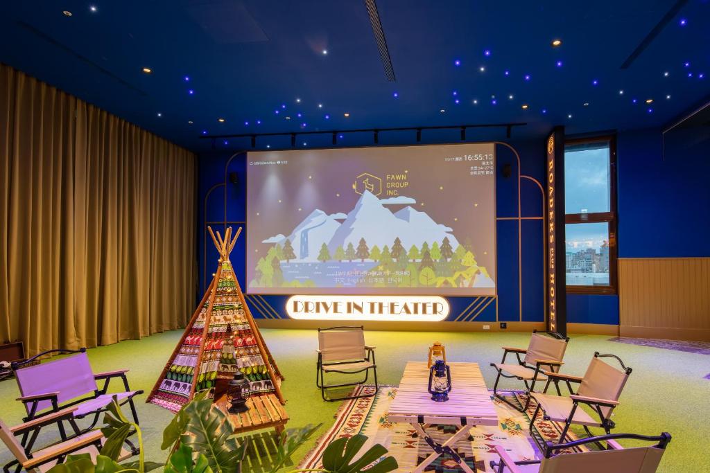 TV a/nebo společenská místnost v ubytování Roaders Plus Hotel - Theme