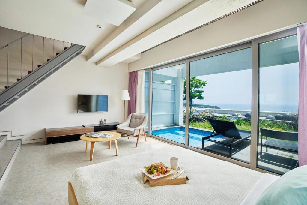 TV a/nebo společenská místnost v ubytování Jeju Bom stay & Art Gallery