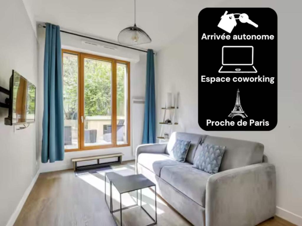 un salon avec un canapé et une table dans l'établissement Perfect for Work, à Clichy