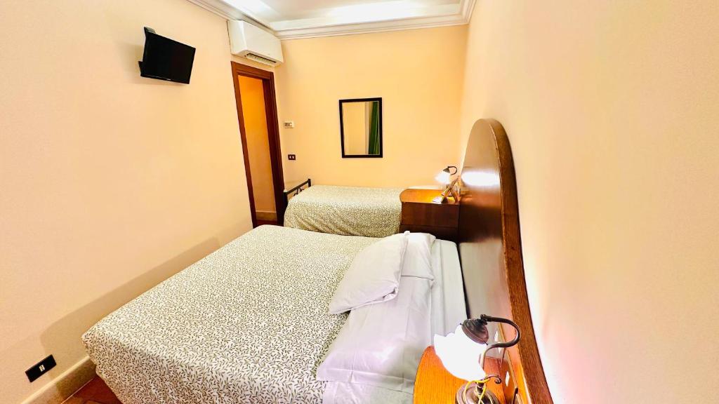 Postel nebo postele na pokoji v ubytování Hotel 4 Coronati