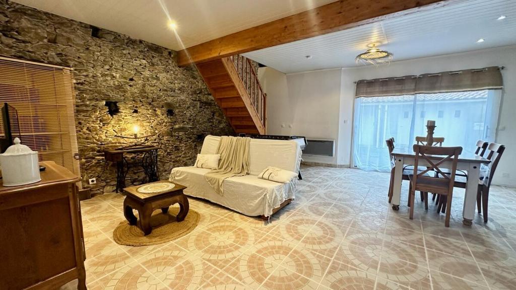 un salon avec un canapé et une table dans l'établissement Le Nid du Lac, à La Chevrolière