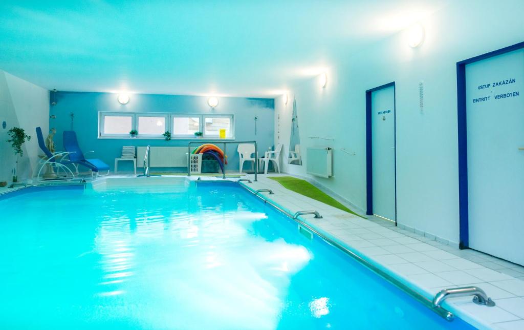 Bazén v ubytování Hotel Sanatorium Mariot nebo v jeho okolí