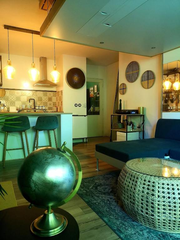 un salon avec un canapé et une table dans l'établissement Appartement cosy proche Centre des congrès et Transbordeur, à Caluire-et-Cuire