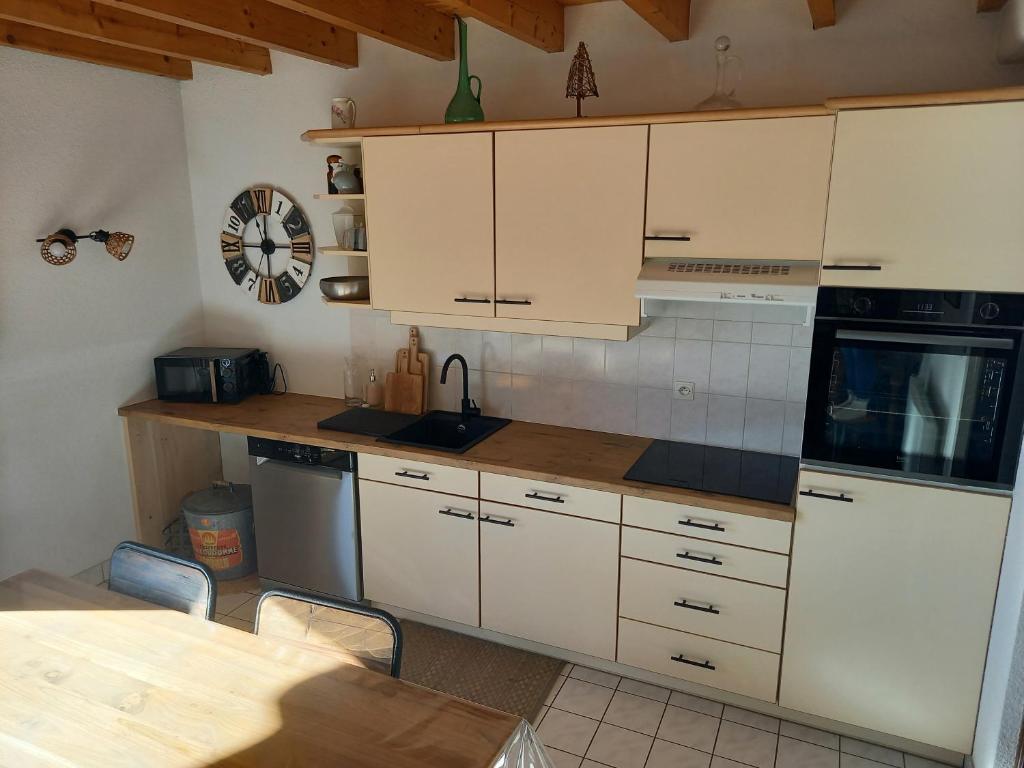 Kuchyňa alebo kuchynka v ubytovaní Duplex 5 pers tout compris avec piscine