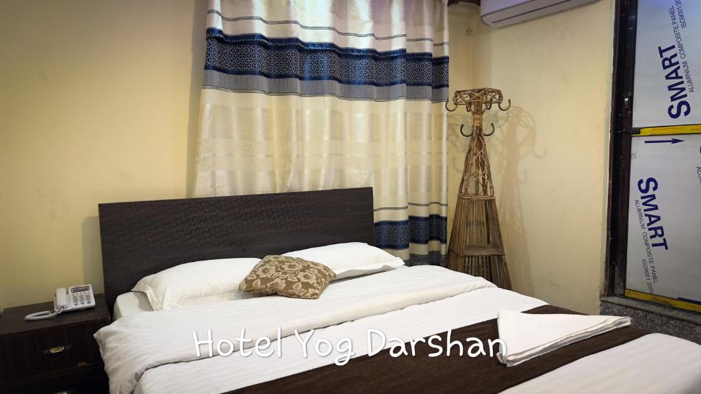 Hotel Yog Darshan房間的床