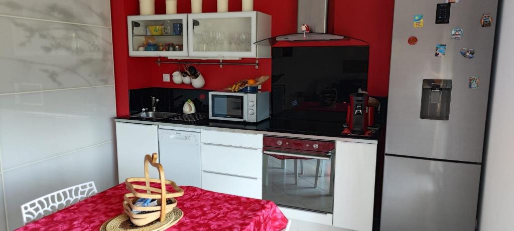 Kuchyň nebo kuchyňský kout v ubytování Petit Nid douillet 50 m de la plage