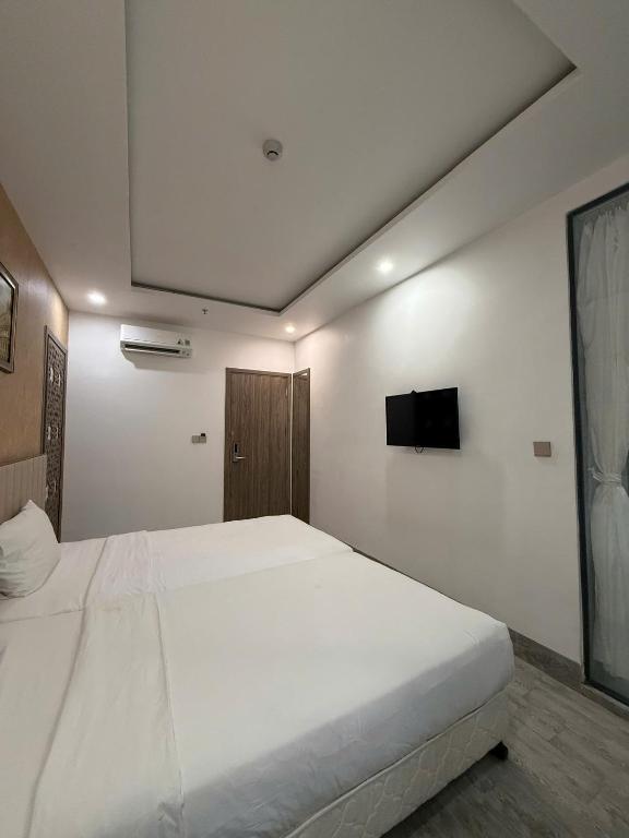 Giường trong phòng chung tại Angel Hotel