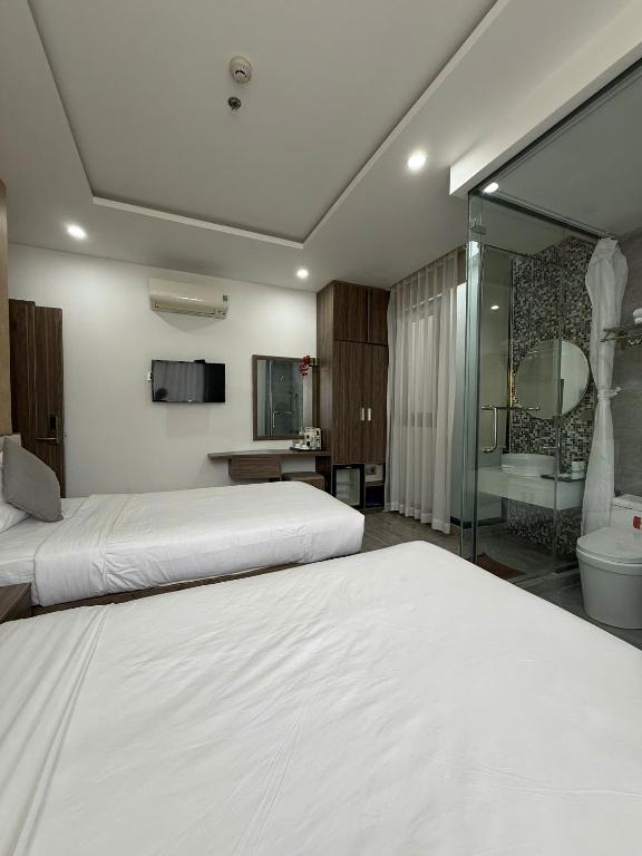 Giường trong phòng chung tại Angel Hotel