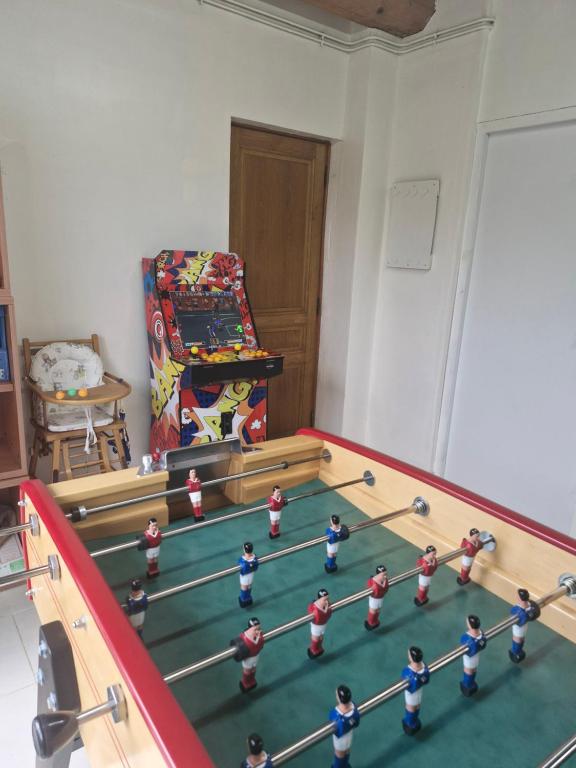Herní místnost v ubytování Le So Art, grande maison 4 chambres, terrain de pétanque, grand jardin clos, flipper, babyfoot, jeux Arcade, ping pong,1 km mer, proche golf, Port en Bessin, Bayeux et plages du débarquement, adaptée enfants