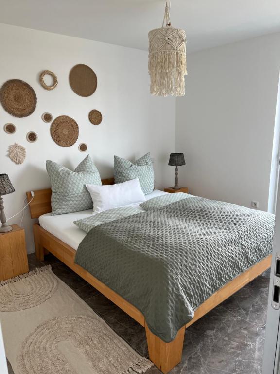 Un pat sau paturi într-o cameră la Haus Villa-Moderne 3 Zimmer Ferienwohnung in Wallersdorf-Haidlfing