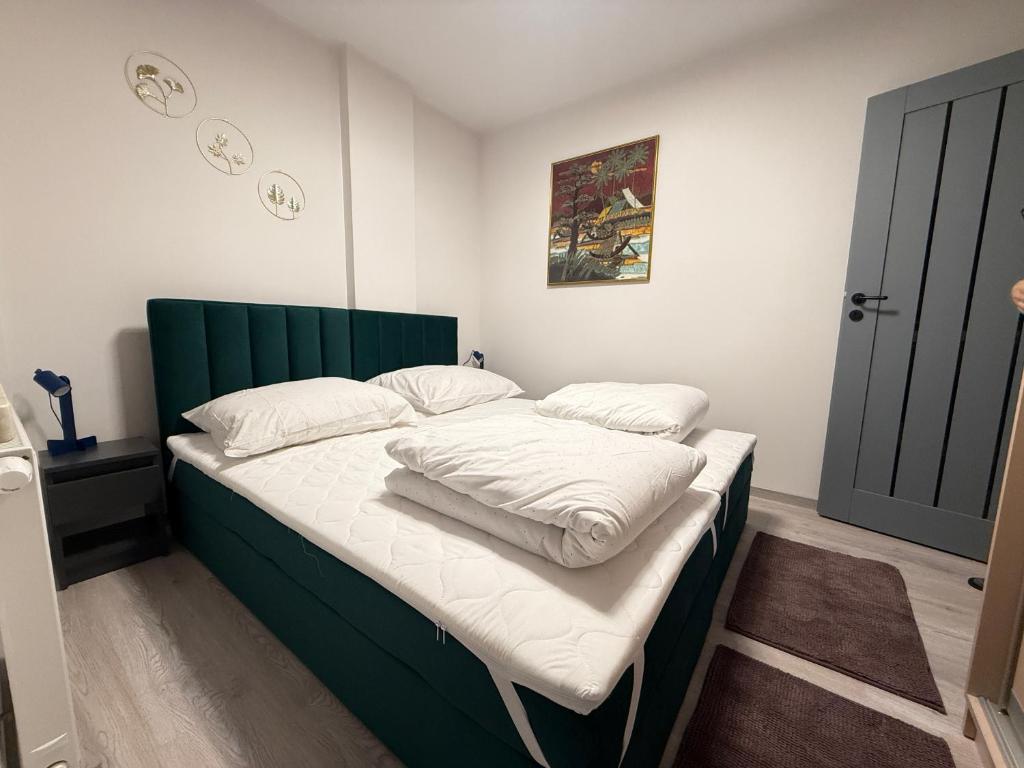 Postel nebo postele na pokoji v ubytování Warsaw Smart Apartment with Parking