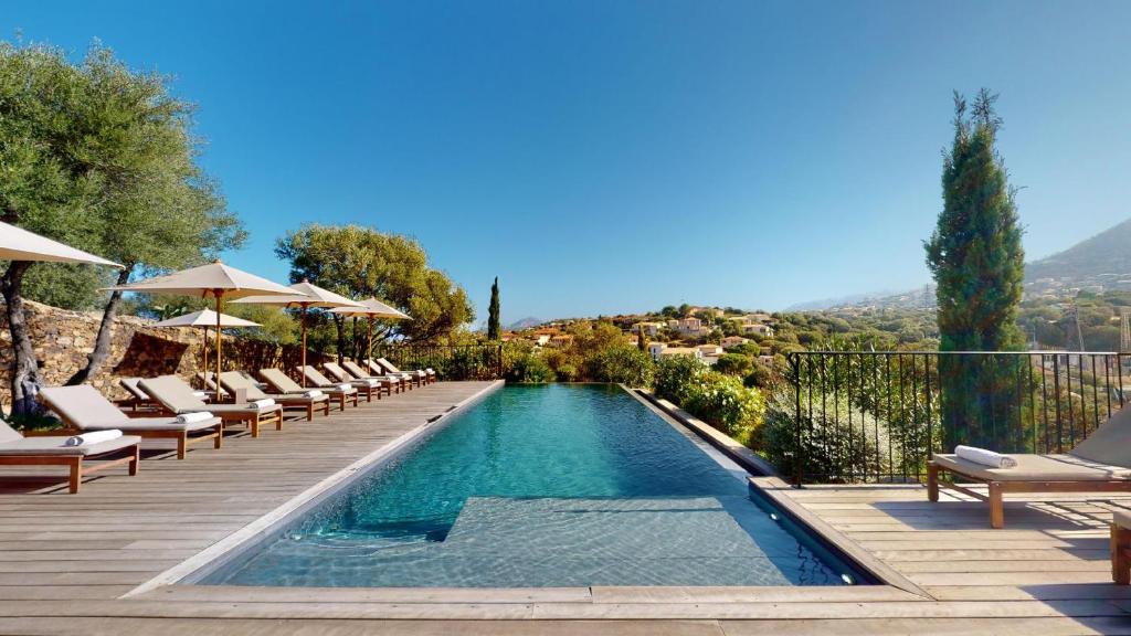Bazén v ubytování Hôtel Restaurant Villa Joséphine nebo v jeho okolí