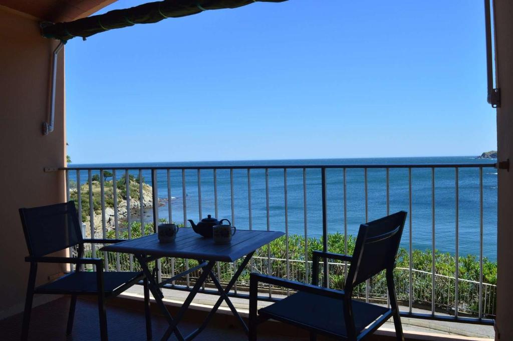 une table et des chaises sur un balcon avec vue sur l'océan dans l'établissement Appart 3 pièces 6 couchages BANYULS SUR MER BN190-002, à Banyuls-sur-Mer