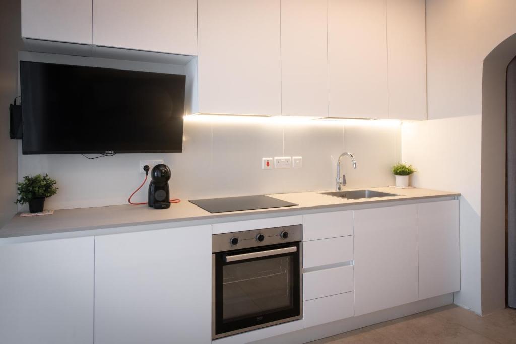 Kuchyň nebo kuchyňský kout v ubytování Electra Residence - Luxury Central Beach View Studio Apartment