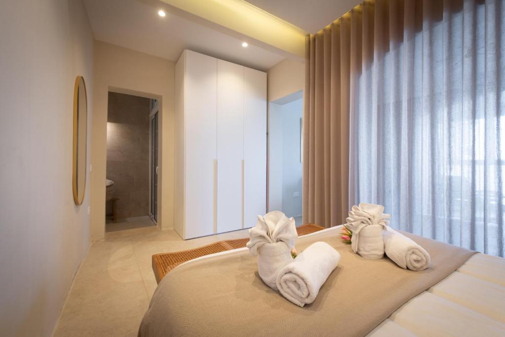Postel nebo postele na pokoji v ubytování Electra Residence - Luxury Central Beach View Studio Apartment