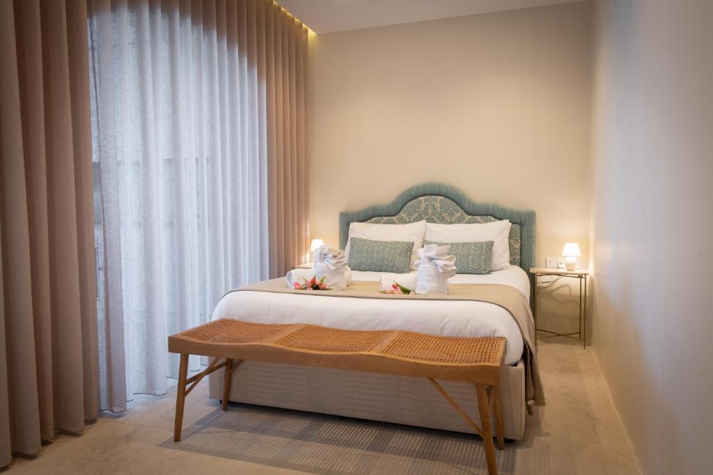 Postel nebo postele na pokoji v ubytování Electra Residence - Luxury Central Beach View Studio Apartment