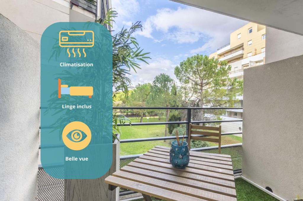 - un panneau sur un balcon avec une table de pique-nique dans l'établissement Superbe Appt Port Marianne, Parking Privé, 4 personnes, à Montpellier