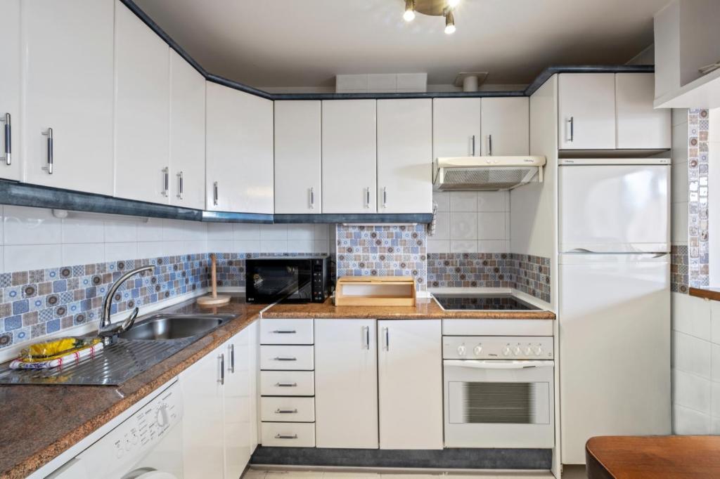 Kuchyň nebo kuchyňský kout v ubytování Spacieux appartement à Marbella