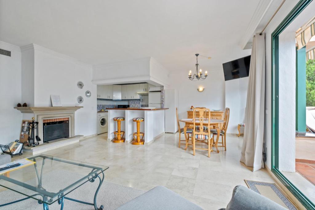 Kuchyň nebo kuchyňský kout v ubytování Spacieux appartement à Marbella