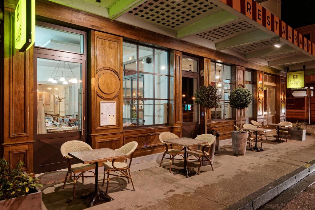 Posezení v ubytování Contact Hôtel du Commerce et son restaurant Côte à Côte
