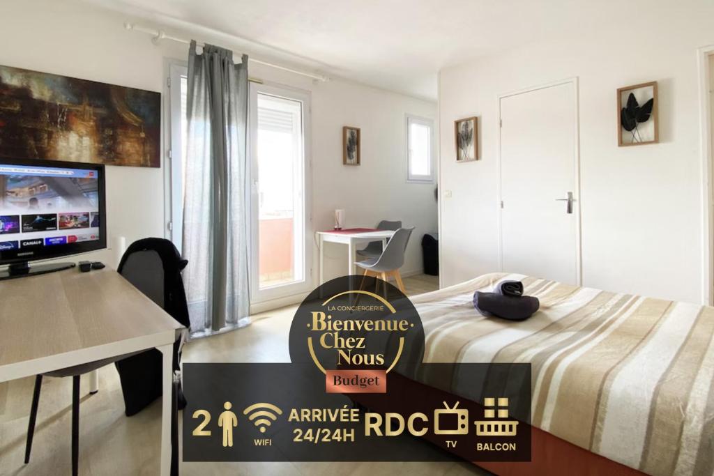 - un panneau dans une chambre avec un lit et un bureau dans l'établissement Petit Studio Corot St jacques, à Clermont-Ferrand