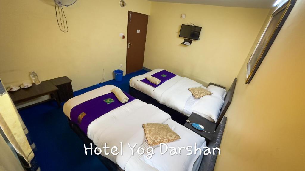 Hotel Yog Darshan房間的床