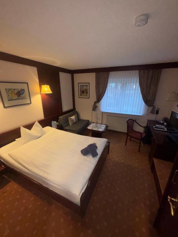 Postel nebo postele na pokoji v ubytování Hotel Hubertus Gernsheim Rhein