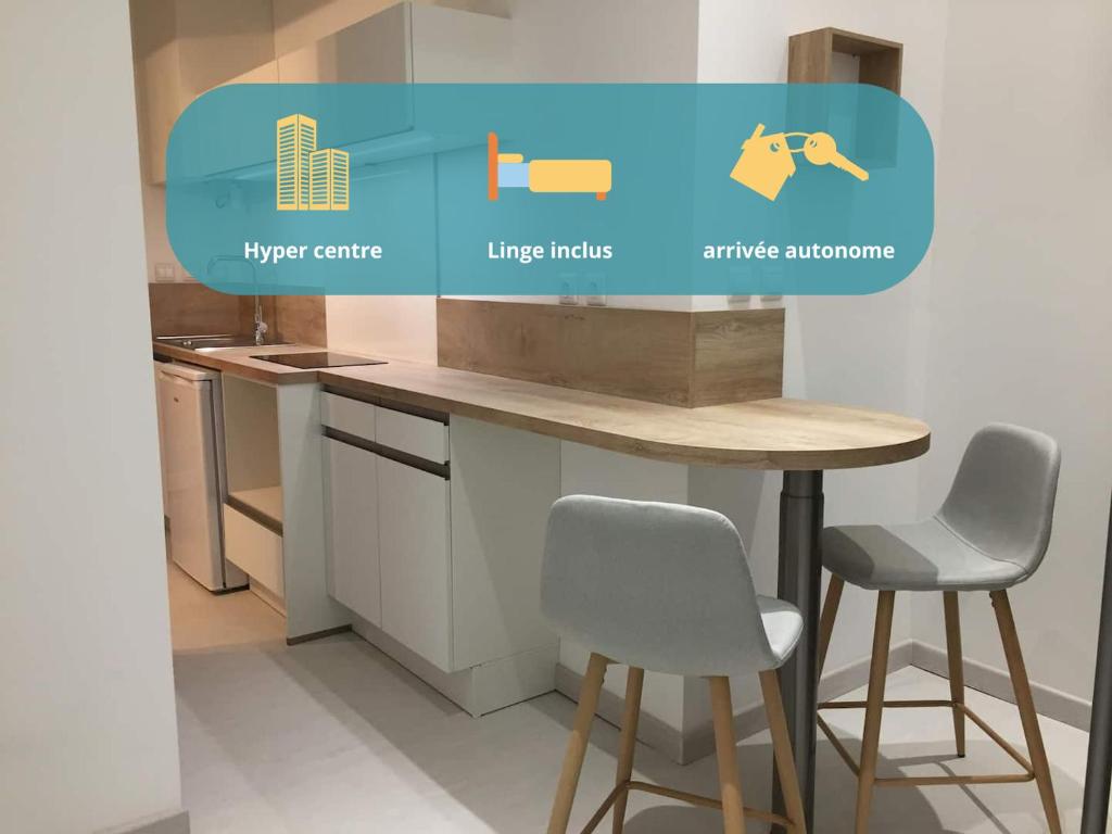 - une cuisine avec une table et deux chaises dans l'établissement Premier logement, à Montpellier