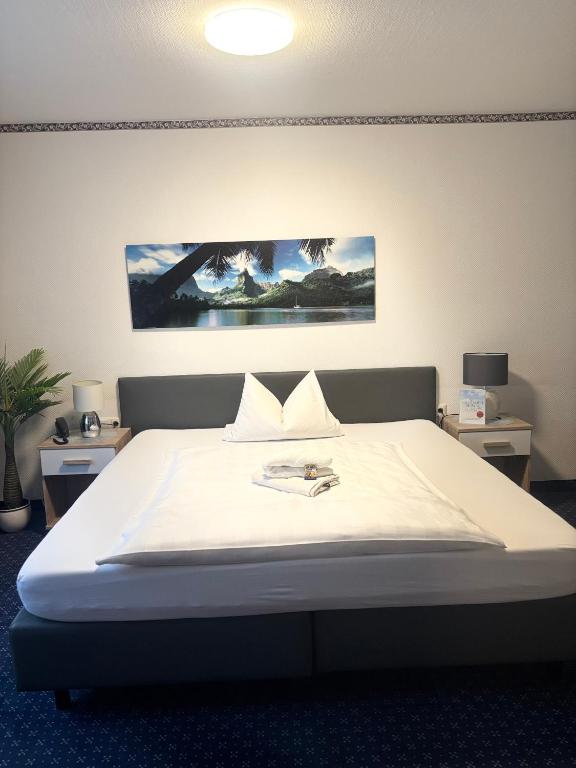 Postel nebo postele na pokoji v ubytování Hotel Hubertus Gernsheim Rhein
